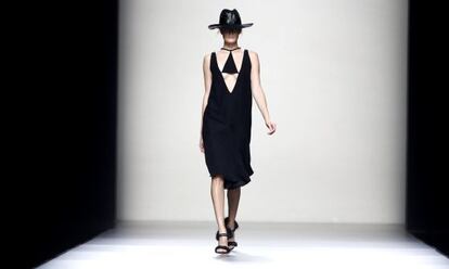 Modelo en el desfile del diseñador Juan Vidal en la Mercedes-Benz Fashion Week Madrid.