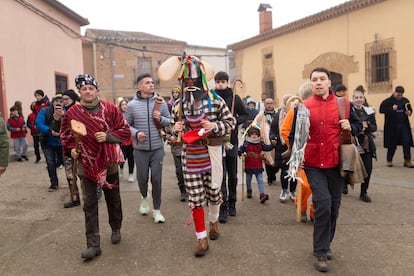 El zangarrón de Sanzoles (Zamora) entra en la plaza del pueblo.