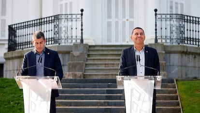 El coordinador general de EH Bildu, Arnaldo Otegi (derecha), y el secretario general de Sortu, Arkaitz Rodríguez, en octubre de 2021 en San Sebastián.
