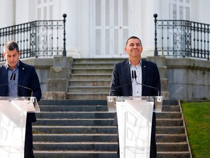 El coordinador general de EH Bildu, Arnaldo Otegi (derecha), y el secretario general de Sortu, Arkaitz Rodríguez, el 18 de octubre en San Sebastián.