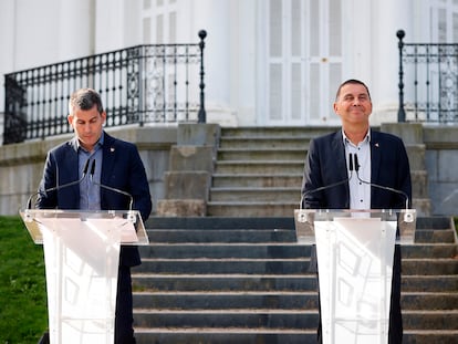 El coordinador general de EH Bildu, Arnaldo Otegi (derecha), y el secretario general de Sortu, Arkaitz Rodríguez, en octubre de 2021 en San Sebastián.