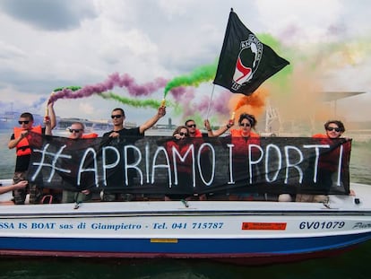 Unos manifestantes protestan contra la prohibición del Gobierno italiano de acoger a los migrantes del 'Aquarius'. 