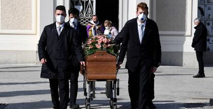 Funeral de una mujer en Seriate, Italia.