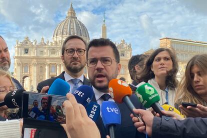 El presidente catalán, Pere Aragonès, atiende a los medios tras reunirse con el papa Francisco en el Vaticano, este lunes. EFE/ Antonello Nusca
