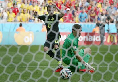 Juan Mata marca el 3-0 para España. El portero australiano Mathew Ryan observa cómo el balón se introduce en la red.