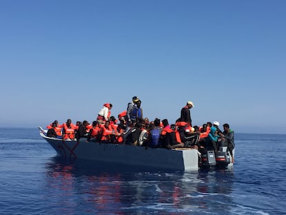El 12 de junio el equipo de MSF realizó cuatro rescates, en la imagen una de las embarcaciones que detectaron en el mar Mediterráneo. En la barca de madera, que tenía un piso inferior, viajaban 109 personas, incluidos niños.