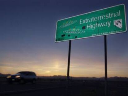 Cartel de tráfico en Rachel (Nevada), anunciando la autopista extraterrestre