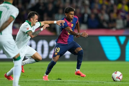 El delantero del Barcelona Lamine Yamal (d) juega un balón ante Álex Sola, del Getafe, durante el partido de la séptima jornada de LaLiga este miércoles en Montjuic.