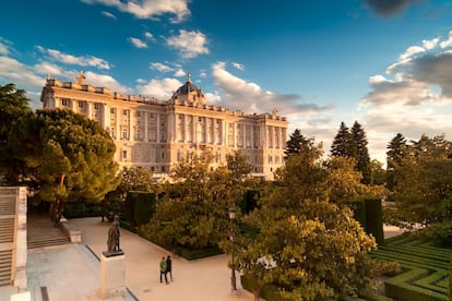 El Alcázar de Madrid se convirtió en residencia oficial de los reyes de España en el siglo XVI. En la Nochebuena de 1734 un gran incendio devoró sus estancias y todas las grandes piezas de arte que en ellas se guardaban, incluidas varias obras de Diego Velázquez, al que se le había encargado su decoración. Felipe V decidió entonces reconstruir el Palacio Real pero fue Francisco Sabatini, arquitecto de Carlos III, quien decidió realmente la dirección del proyecto. El palacio continúa siendo la residencia oficial del rey, aunque actualmente solo se utiliza para las audiencias reales.