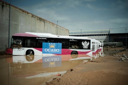 Varios autobuses afectados por las inundaciones provocadas por una dana en Toledo, en septiembre de 2023.