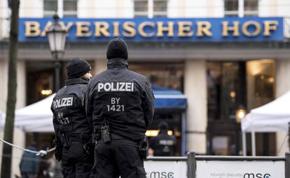 Dos agentes hacen guardia ante el Bayerischer Hof, el hotel donde se celebra la Conferencia de Seguridad de Múnich.