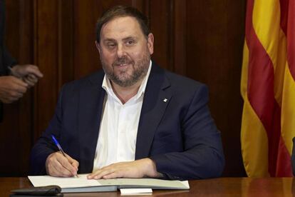 El vicepresident Oriol Junqueras firma la convocat&ograve;ria del refer&egrave;ndum.