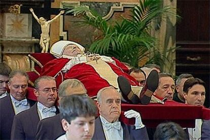 Imagen tomada de la televisión del inicio del cortejo que traslada al Papa desde la sala Clementina a la Basílica.