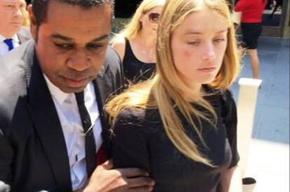 Amber Heard abandona el pasado viernes los juzgados de Los Ángeles. En su pómulo derecho, todavía se aprecia el golpe que según la actriz le causo Johnny Depp al lanzarle un móvil.