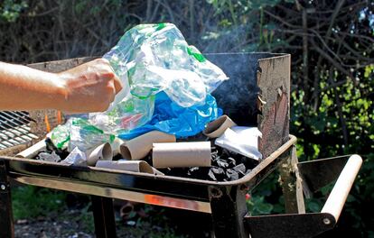 Josema Martín lanza un envoltorio de plástico a una barbacoa.