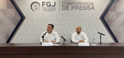 De izquierda a derecha, el fiscal Irving Barrios Mojica y el secretario general, Héctor Villegas Gonzálaz, durante la rueda de prensa en la Fiscalía General del Estado de Tamaulipas.