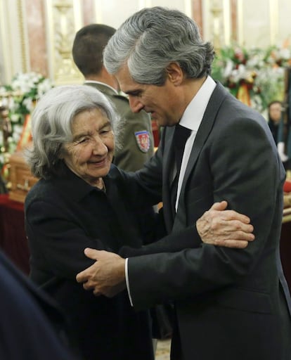 Carmen Menéndez, viuda del histórico dirigente comunista Santiago Carrillo, saluda a Adolfo Suárez Illana en la capilla ardiente de su padre.
