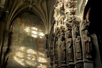 Manchas de humedad por las filtraciones de agua en la catedral de Ourense.