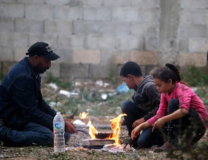 Una familia preparaba comida en la calle de Deir Al Balah de la Franja, el martes.
