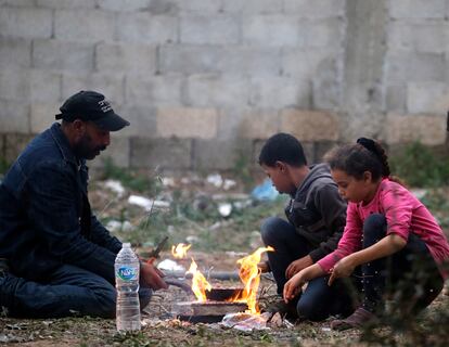 Una familia preparaba comida en la calle de Deir Al Balah de la Franja, el martes.