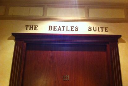 Esta puerta de la habitación 111 del Hotel Avenida Palace de Barcelona, corresponde a una de las tres estancias que ocupó el cuarteto de Liverpool en 1965, después de su único concierto en la Ciudad Condal. Una golosina para mitómanos reabierta en 2010 (<a href="http://www.avenidapalace.com" rel="nofollow" target="_blank">www.avenidapalace.com</a>).