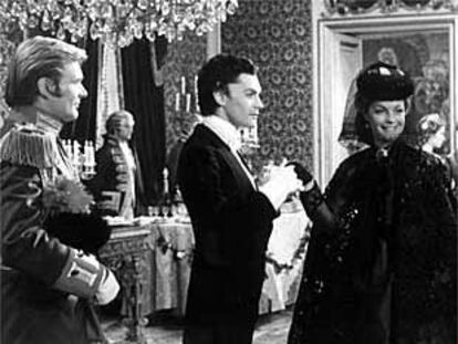 Escena de Ludwig, de Luchino Visconti, en la que aparecen Romy Schneider, a la derecha, y Helmut Berger, en el centro.