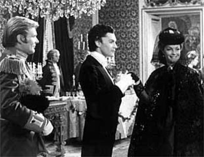 Escena de Ludwig, de Luchino Visconti, en la que aparecen Romy Schneider, a la derecha, y Helmut Berger, en el centro.