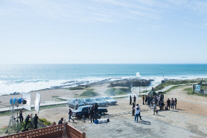 Una de esas localizaciones ha sido la playa de As Furnas (Porto do Son, A Coruña), donde se grabó una de las primeras escenas de la serie.