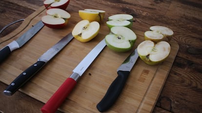 Cuchillos para trinchar sobre una mesa de madera