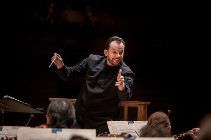 Fotografía del director musical Andris Nelsons en un concierto de Ibermúsica con la Orquesta Gewandhausorchester Leipzig.