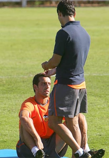 Edu conversa con Quique ayer en el entrenamiento del Valencia.