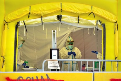 Vista de la carpa montada para la realización de pruebas PCR frente al CAP del Passeig Sant Joan de Barcelona este miércoles, cuando el crecimiento de la epidemia en Cataluña ha empezado a desacelerarse, con un descenso de la tasa de reproducción de la enfermedad (Rt), que ha pasado de 1,52 ayer a 1,38 hoy y mientras las autoridades sanitarias catalanas, que ven la situación "crítica e insostenible", estudian nuevas medidas restrictivas, incluido un confinamiento domiciliario, si el virus no se modera y amenaza con saturar los hospitales.