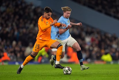 El defensa del Madrid, Raúl Asencio, hostiga a Kevin de Bruyne durante el partido de ida en el Etihad.