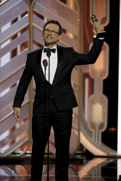 Christian Slater con su premio a mejor actor de reparto en la serie 'Mr. Robot'.