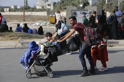 Palestinos huyen de la ciudad de Gaza hacia la zona sur de la Franja, este miércoles. 