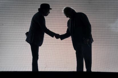 Joaquín Sabina y Joan Manuel Serrat, en el segundo de sus conciertos en el marco de la gira No hay dos sin tres, en el estadio Movistar Arena en Buenos Aires, este domingo 3 de noviembre.