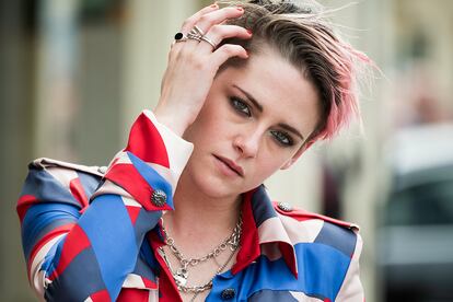 Kristen Stewart – Familiarizada con el esoterismo gracias a su trabajo en filmes como Personal shopper, la actriz se sinceró en una entrevista en 2019 sobre su capacidad para comunicarse con fantasmas. “Hablo con ellos. Si estoy en algún pequeño pueblo rodando una película, o en una casa ajena, les digo literalmente: ‘No, por favor, no puedo hablar ahora. Hacedlo con otra persona, pero no puedo ser yo’. Nadie sabe si existan los fantasmas, pero existe una energía a la que soy realmente sensible”.