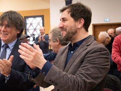 El expresidente catalán Carles Puigdemont y el 'exconseller' Toni Comín, el 2 de marzo, durante la constitución de la Asamblea Territorial del Consell de la República en Latour-Bas-Elne (Francia).