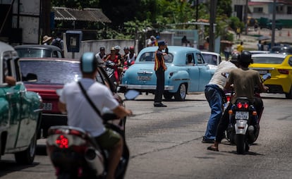 Un policía controla el tráfico en una intersección de La Habana, que se quedó sin semáforo por los apagones programados, este lunes.