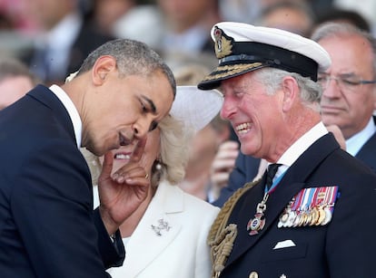 Carlos de Inglaterra conversa con Barack Obama en Ouistreham, durante el acto de recuerdo al desembarco de Normandía.