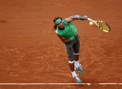 Rafa Nadal sirve al inicio de su partido ayer contra Bellucci.