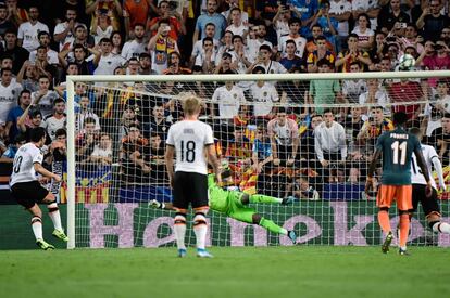 Dani Parejo falla el penalti. 