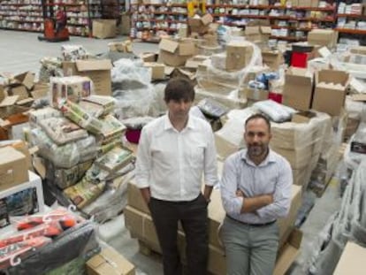 Los fundadores de TiendAnimal en un rincón del almacén de la compañía en Málaga.