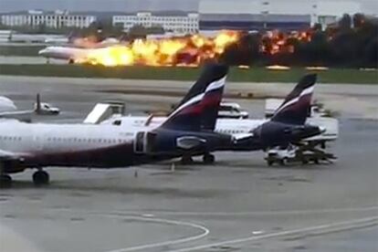 Un avión de pasajeros Superjet-100 se ha incendiado este domingo al efectuar un aterrizaje de emergencia en el aeropuerto Sheremétievo de Moscú.