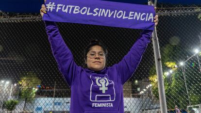 Luz Varinia, integrante de la Barra Feminista Mx, sostiene el banderín del grupo en la Ciudad de México, el 7 de diciembre de 2022