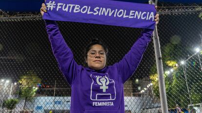 Luz Varinia, integrante de la Barra Feminista Mx, sostiene el banderín del grupo en la Ciudad de México, el 7 de diciembre de 2022