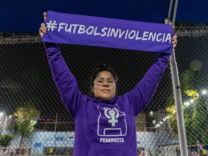 Luz Varinia, integrante de la Barra Feminista Mx, sostiene el banderín del grupo en la Ciudad de México, el 7 de diciembre de 2022