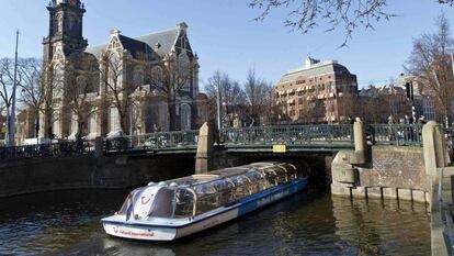 Barco de turistas por los canales de &Aacute;msterdam. 
 
 
 