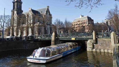 Barco de turistas por los canales de Ámsterdam.
