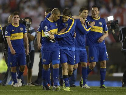 Los jugadores de Boca  Daniel Diaz y Nicolas Blandi celebran la victoria en campo de River.